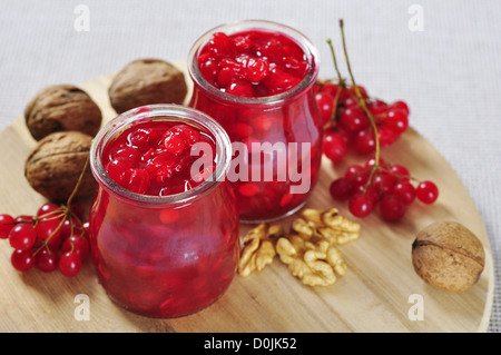 Gläser mit hausgemachten Viburnum Marmelade auf Holzbrett Stockfoto