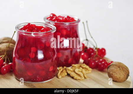 Gläser mit hausgemachten Viburnum Marmelade auf einem Holzbrett Stockfoto