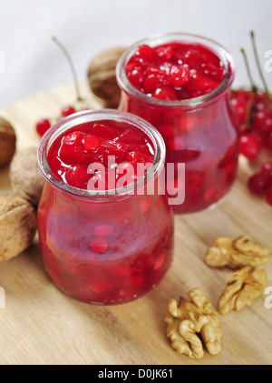 Gläser mit hausgemachten Viburnum Marmelade auf einem Holzbrett Stockfoto