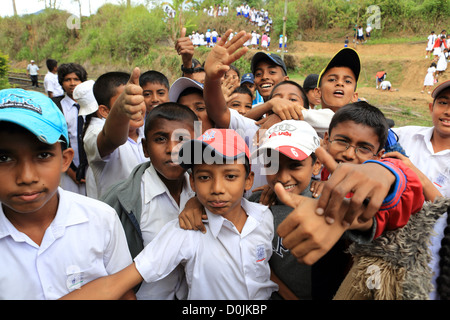 Schulkinder in Uniform am Demodara Bahnhof in der Nähe von Ella im Hochland von Sri Lanka. Stockfoto