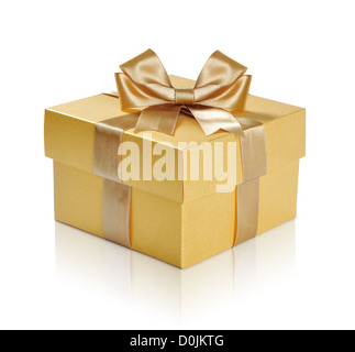 Goldenen Geschenkbox mit goldenen Band auf weißem Hintergrund. Clipping-Pfad enthalten. Stockfoto