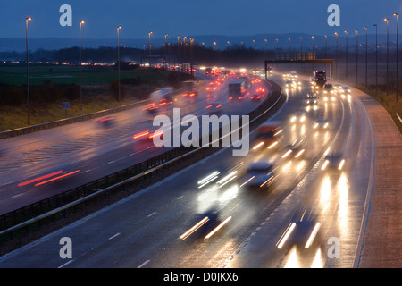 M56 Autobahn Feierabendverkehr auf einen nassen Abend Stockfoto