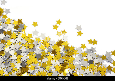 Mischung aus goldenen und silbernen Sterne Konfetti auf weißem Hintergrund Stockfoto