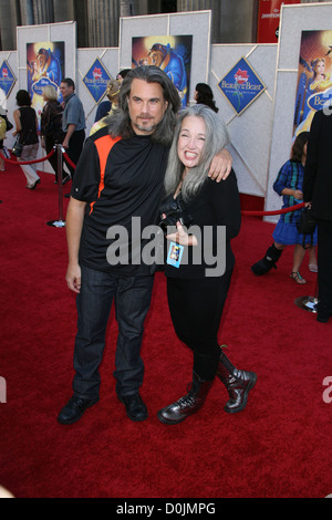 Robby Benson und Frau Karla DeVito A Sing-A lange-Premiere von "Beauty and the Beast" Diamond Edition statt am El Capitan Stockfoto