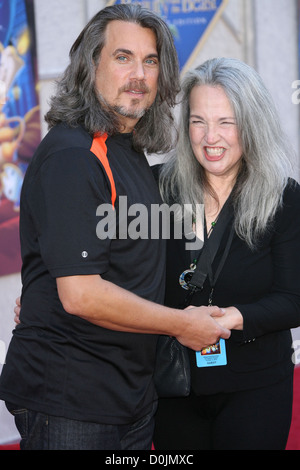 Robby Benson und Frau Karla DeVito A Sing-A lange-Premiere von "Beauty and the Beast" Diamond Edition statt am El Capitan Stockfoto