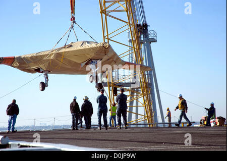 Ein X-47 b Unmanned Combat Aircraft wird auf dem Flugdeck des Flugzeugträgers USS Harry S. Truman 26. November 2012 in Norfolk, Virginia übertragen  Die X-47 b ist die neueste in der UAV-Technologie und der Truman ist der erste Flugzeugträger, Host-Testbetrieb für eine unbemannte Flugzeuge. Stockfoto