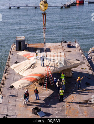 Ein X-47 b Unmanned Combat Aircraft wird auf dem Flugdeck des Flugzeugträgers USS Harry S. Truman 26. November 2012 in Norfolk, Virginia übertragen  Die X-47 b ist die neueste in der UAV-Technologie und der Truman ist der erste Flugzeugträger, Host-Testbetrieb für eine unbemannte Flugzeuge. Stockfoto