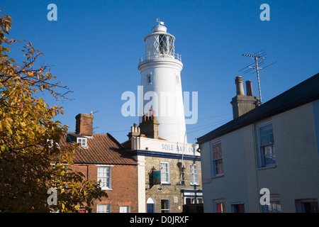 Leuchtturm überragt Sohle Bay Inn Pub Southwold, Suffolk, England Stockfoto