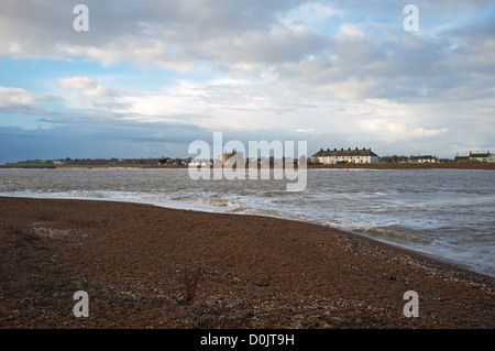 Blick über den Fluss Deben in Richtung Felixstowe Fähre von Bawdsey Fähre, Suffolk UK Stockfoto