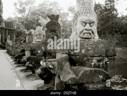 Khmer Skulptur Kunst die Götter der Damm am Südtor in Angkor Thom von den Tempeln von Angkor in Siem Reap in Kambodscha in Südostasien. Reisen Stockfoto