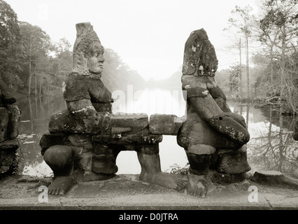 Khmer Skulptur Kunst die Götter der Damm am Südtor in Angkor Thom von den Tempeln von Angkor in Siem Reap in Kambodscha in Südostasien. Reisen Stockfoto