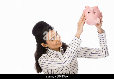 Nahaufnahme einer Geschäftsfrau aus Piggy Bank Geld abheben Stockfoto