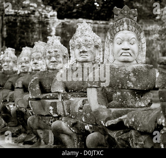 Khmer Skulptur Kunst die Götter der Damm am Südtor in Angkor Thom von den Tempeln von Angkor in Siem Reap in Kambodscha in Südostasien. Reisen Stockfoto