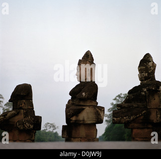 Khmer Skulptur Kunst die Götter der Damm am Südtor in Angkor Thom von den Tempeln von Angkor in Siem Reap in Kambodscha in Südostasien. Reisen Stockfoto