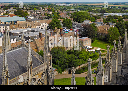 Ansicht von Ely aus dem Turm der Kathedrale nach Osten. Stockfoto