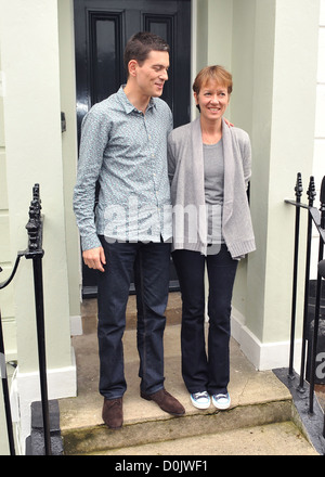 David Miliband, zurück mit Frau Louise Miliband, zu Hause nach Verlust auf Führung der Arbeitspartei Bruder Ed London, Stockfoto