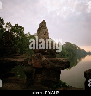 Khmer Skulptur Kunst die Götter der Damm am Südtor in Angkor Thom von den Tempeln von Angkor in Siem Reap in Kambodscha in Südostasien. Reisen Stockfoto