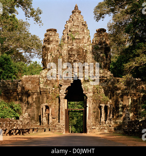 Die Khmer-Architektur von Victory Gate von Angkor Thom an den Tempeln von Angkor in Siem Reap in Kambodscha in Südostasien. Kambodschanische Geschichte reisen Stockfoto