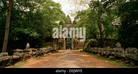 Khmer Architektur des Sieges Tor von Angkor Thom an den Tempeln von Angkor in Siem Reap in Kambodscha in Südostasien. Kambodschanische Geschichte reisen Stockfoto