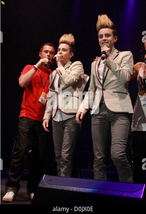 John und Edward Grimes, auch bekannt als Jedward Rock FM Live at The Empress Ballsäle Blackpool, England Stockfoto