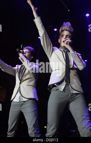 John und Edward Grimes, auch bekannt als Jedward Rock FM Live at The Empress Ballsäle Blackpool, England Stockfoto