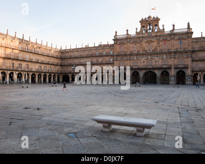 Der Plaza Mayor (Hauptplatz) am Morgen. Es ist ein großer Platz, befindet sich in der Mitte der alten Stadt Salamanca, Spanien Stockfoto