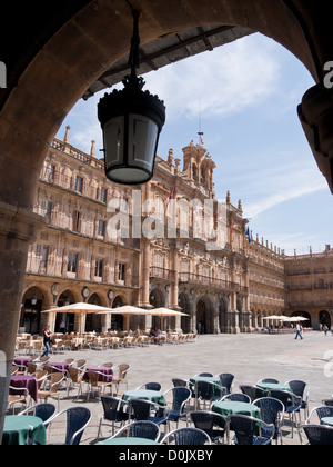 Der Plaza Mayor (Englisch: Hauptplatz) ist ein großer Platz, befindet sich in der Mitte der alten Stadt Salamanca, Spanien Stockfoto