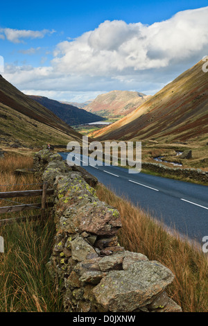 Die Kirkstone pass bergab in Richtung Brüder Wasser stürzt. Stockfoto