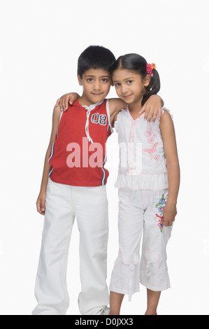 Porträt eines jungen und seiner Schwester bewaffnen um Stockfoto