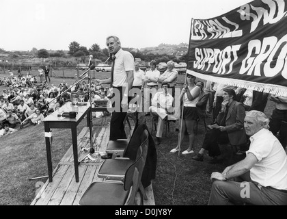 Der Generalsekretär der National Union of Mineworkers, Peter Heathfield, sprach bei der Miners Rally mit Dennis Skinner in Rugeley während des Bergarbeiterstreiks 1984. BILD VON DAVID BAGNALL. Arbeiterbewegung Kundgebung in den 1980er Jahren auf Großbritannien Politik Politik Großbritannien Stockfoto