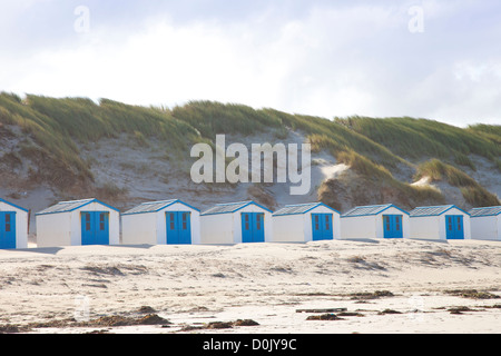 Holländische Häuschen am Strand in De Koog Texel, Niederlande Stockfoto