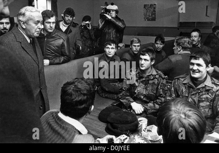 Der britische Premierminister Harold Wilson besuchte 1970 Soldaten in Londonderry Nordirland. BILD VON DAVID BAGNALL. Derry besucht Truppen Großbritannien friedenserhaltende Politik der 1970er Jahre politische Armeebesetzung Stockfoto