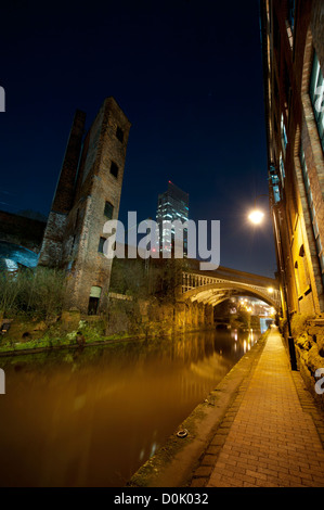 Ein Blick auf den Kanal im Castlefield Bereich von Manchester. Stockfoto