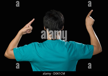Rückansicht eines Mannes zeigte mit seinem Finger Stockfoto