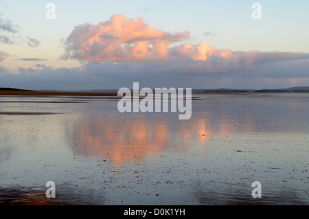 Rosa Wolken Sonnenuntergang spiegelt sich im nassen Sand Cefn Sidan Strand Pembrey Country Park Llanelli Carmarthenshire Wales Cymru UK GB Stockfoto