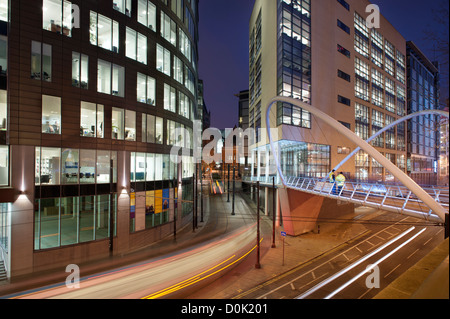 Eine Fußgängerbrücke in der Nähe von Bahnhof Piccadilly. Stockfoto