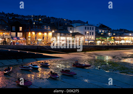 Ein Blick von Bars und Restaurants entlang der Küste in St Ives in der Nacht. Stockfoto