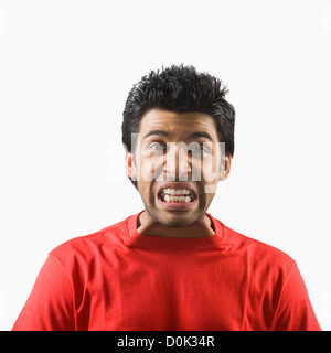 Nahaufnahme eines Mannes, der böse Blick Stockfoto
