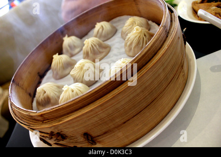 Xiao long Bao Knödel in einem Bambuskorb Stockfoto