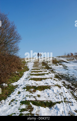 Wanderer auf Horsenden Hügel im Winter. Stockfoto