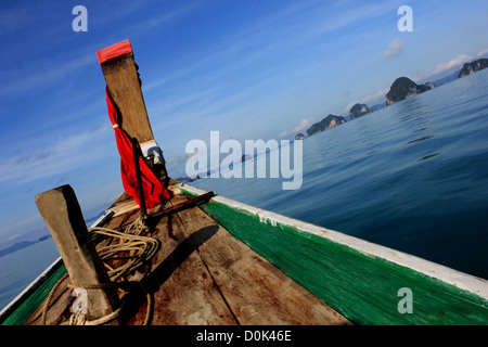Blick aus einem Longtail-Boot mit den Hongkong-Inseln in der Ferne Stockfoto