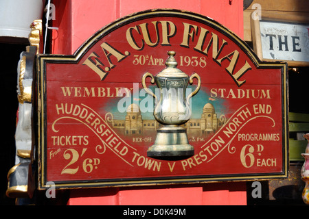 Antik-FA-Cup-Finale Zeichen in Portobello Markt zu verkaufen. Stockfoto