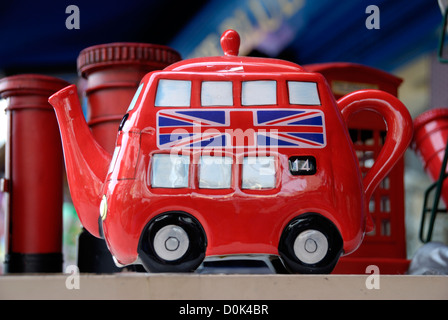 Ein roter Doppeldecker Bus Souvenir Teekanne in Portobello Markt zu verkaufen. Stockfoto