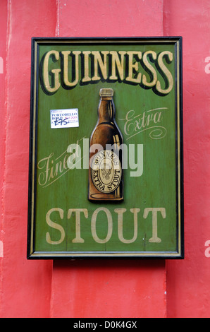 Ein antikes Guinness Stout unterzeichnen in Portobello Markt zu verkaufen. Stockfoto