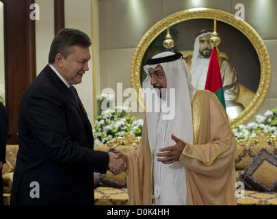 26. November 2012 - Vereinigte Arabische Emirate - November 26,2012.Abu Dhabi, Vereinigte Arabische Emirate. Im Bild: Präsident der Vereinigten Arabischen Emirate (VAE) seine Hoheit Scheich Khalifa bin Zayed bin Sultan Al Nahyan treffen Ukraine Präsident Viktor Yanukovych in Abu Dhabi. (Kredit-Bild: © PhotoXpress/ZUMAPRESS.com) Stockfoto