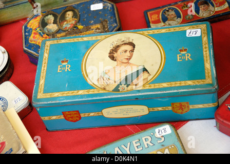 Tin Boxen Lager Bilder des britischen Monarchen in Portobello Markt zu verkaufen. Stockfoto