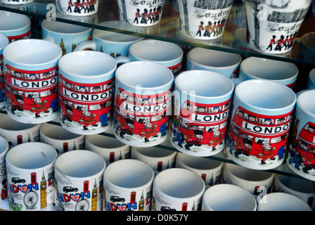 London Souvenir Tassen in einem touristischen Schaufenster. Stockfoto