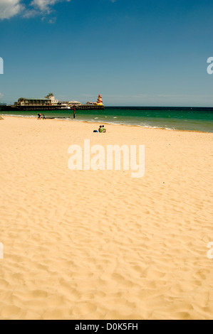 Ein Blick über den Strand in Richtung Pier in Bournemouth. Stockfoto