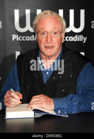 Sir Michael Caine unterschreibt Exemplare seines Buches "The Elephant nach Hollywood" bei Waterstone es London England Stockfoto