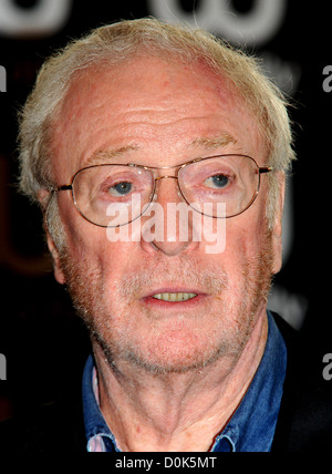 Sir Michael Caine unterschreibt Exemplare seines Buches "The Elephant nach Hollywood" bei Waterstone es London, England - 30.09.10 Stockfoto